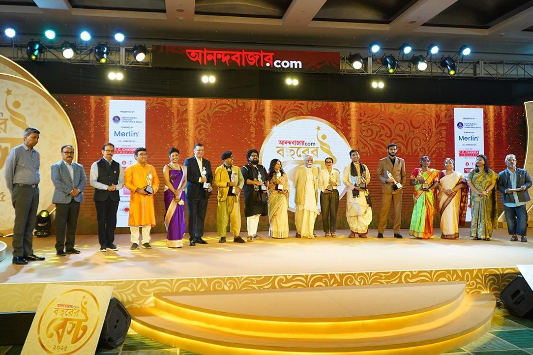 এক মঞ্চে, একসঙ্গে। সতীন্দ্র রায় (সম্পর্ক অ্যাডভার্টাইজ়িং), কৌশিক সরকার (টেকনো ইন্ডিয়া গ্রুপ), সত্যম রায়চৌধুরী (টেকনো ইন্ডিয়া গ্রুপ), ঋতব্রত মুন্সী (বছরের বেস্ট), পাওলি দাম, সঞ্জীব গোয়েন্কা (বছরের বেস্ট), পরেশ মাইতি (বছরের বেস্ট), অভিনন্দন বন্দ্যোপাধ্যায় (বছরের বেস্ট), তিথি ভট্টাচার্য (বছরের বেস্ট), অভীক সরকার, তিলোত্তমা সোম (বছরের বেস্ট), আনন্দ শঙ্কর বন্দ্যোপাধ্যায় (বছরের বেস্ট), শুভাশিস বসু (বছরের বেস্ট), ভারতী মুদি (বছরের বেস্ট), শিপ্রা বন্দ্যোপাধ্যায় (ইআইআইএলএম কলকাতা), সঙ্গীতা বন্দ্যোপাধ্যায় বড়ুয়া (রেশম শিল্পী সংস্থা) এবং অনিন্দ্য জানা।